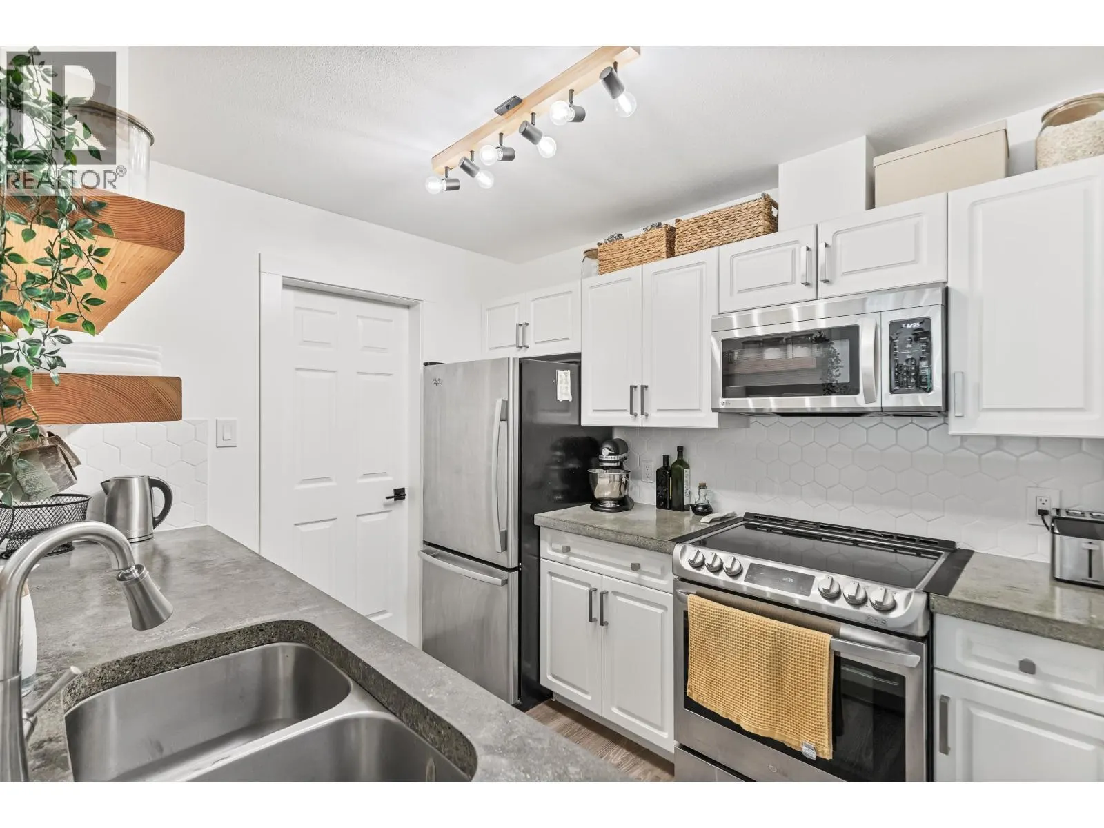 404 12206 224 STREET