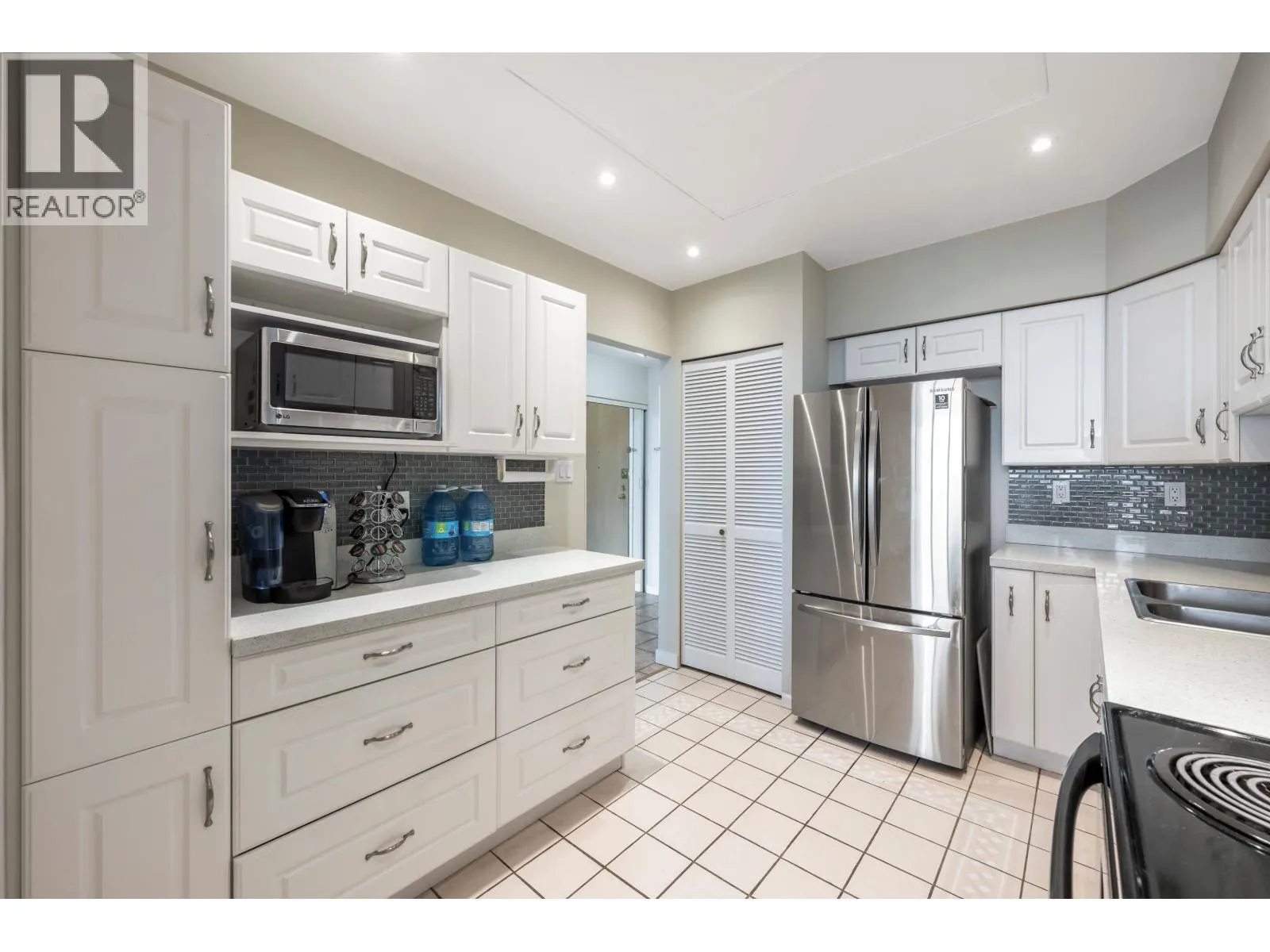 702 5885 OLIVE AVENUE