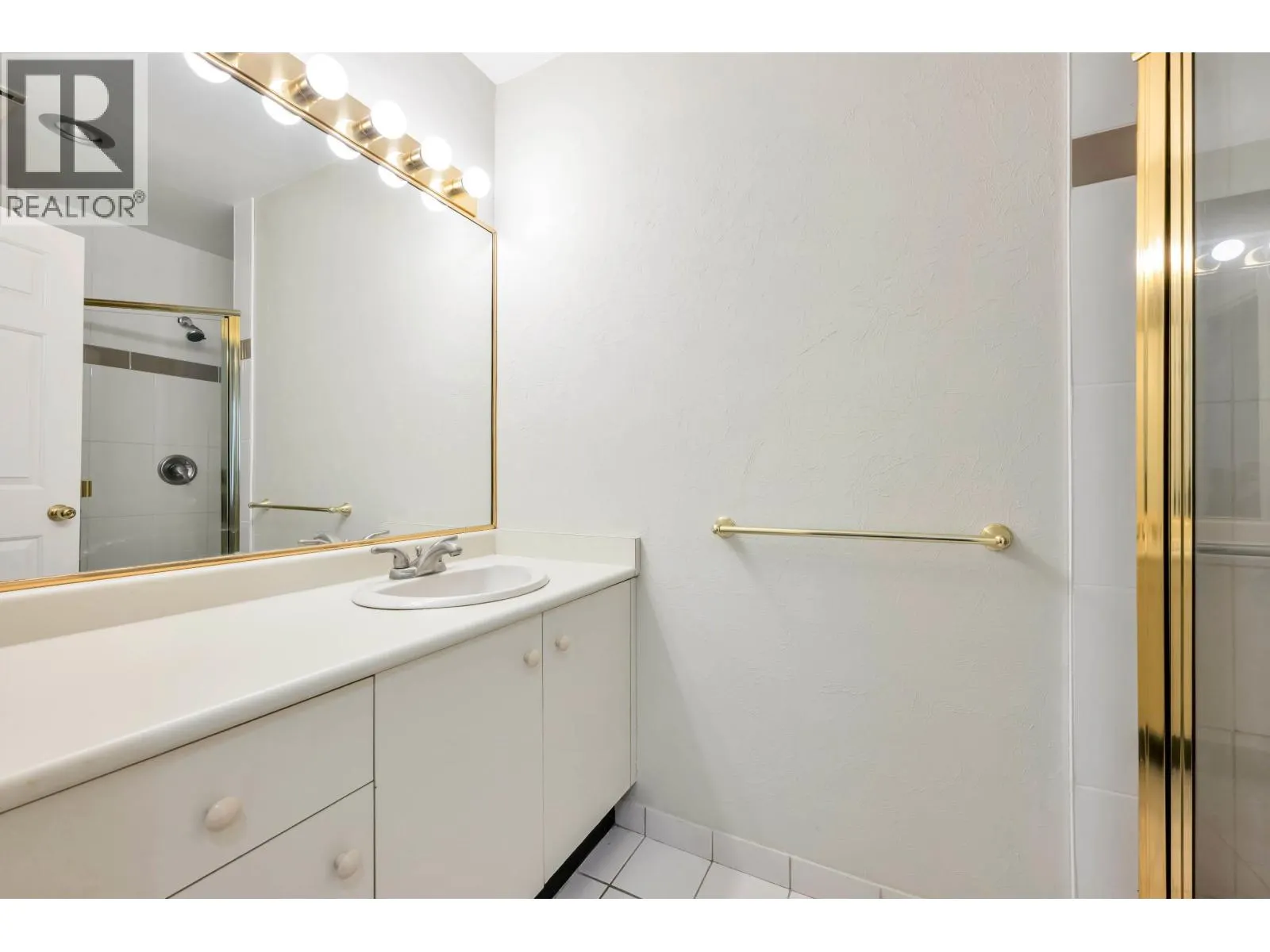 702 5885 OLIVE AVENUE