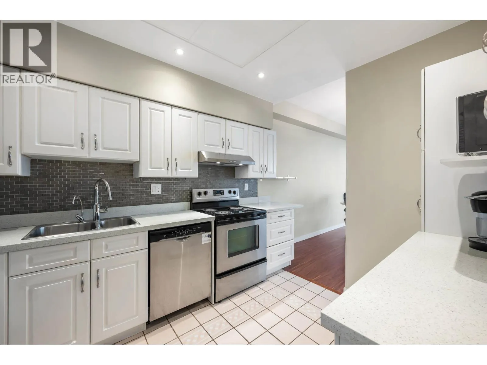 702 5885 OLIVE AVENUE