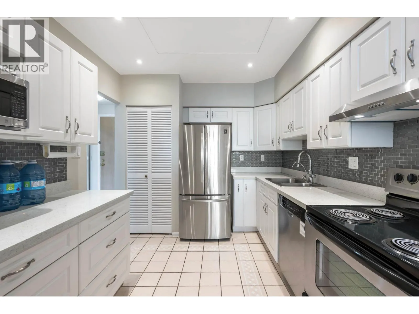 702 5885 OLIVE AVENUE