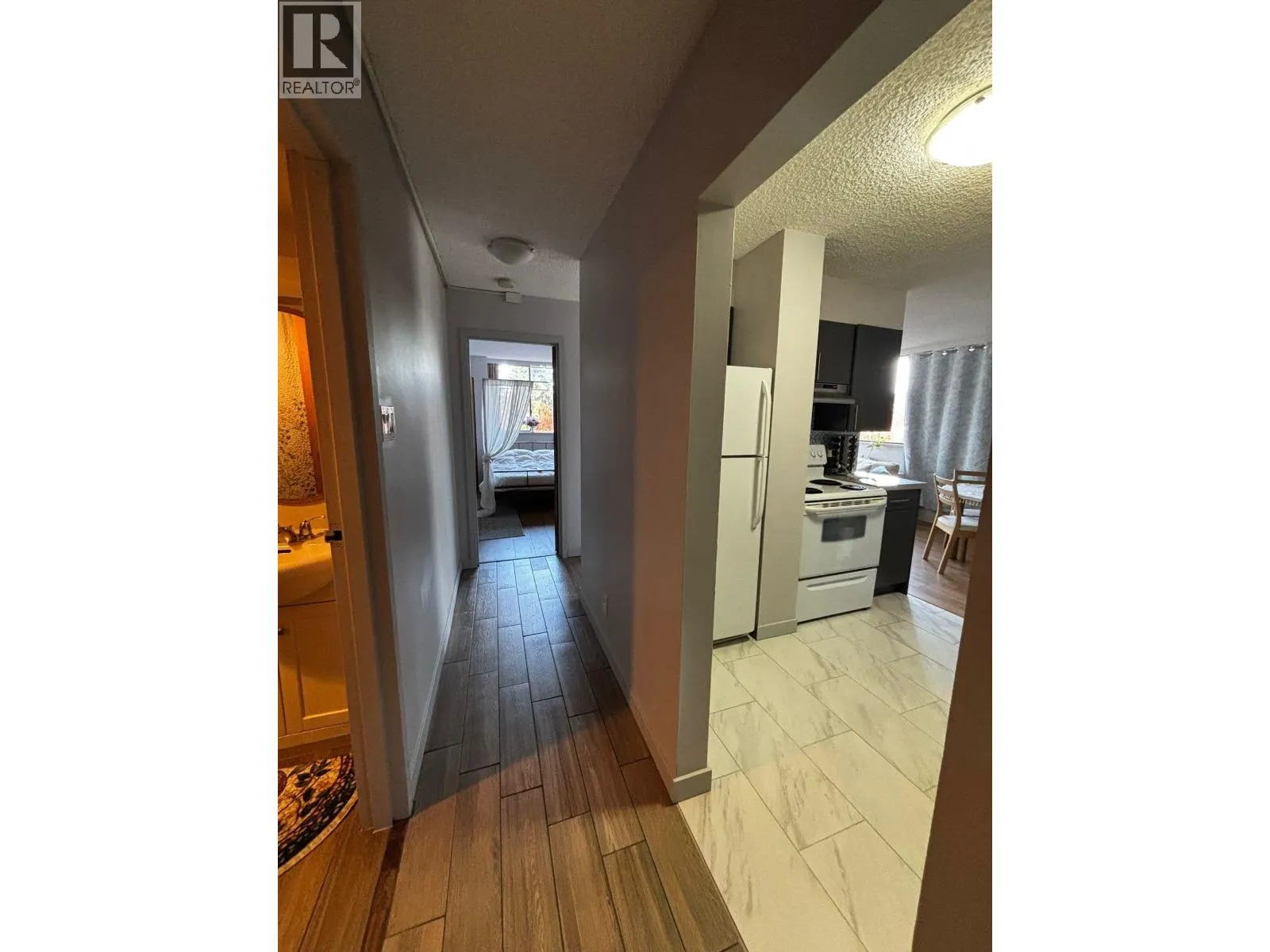 904 9521 CARDSTON COURT