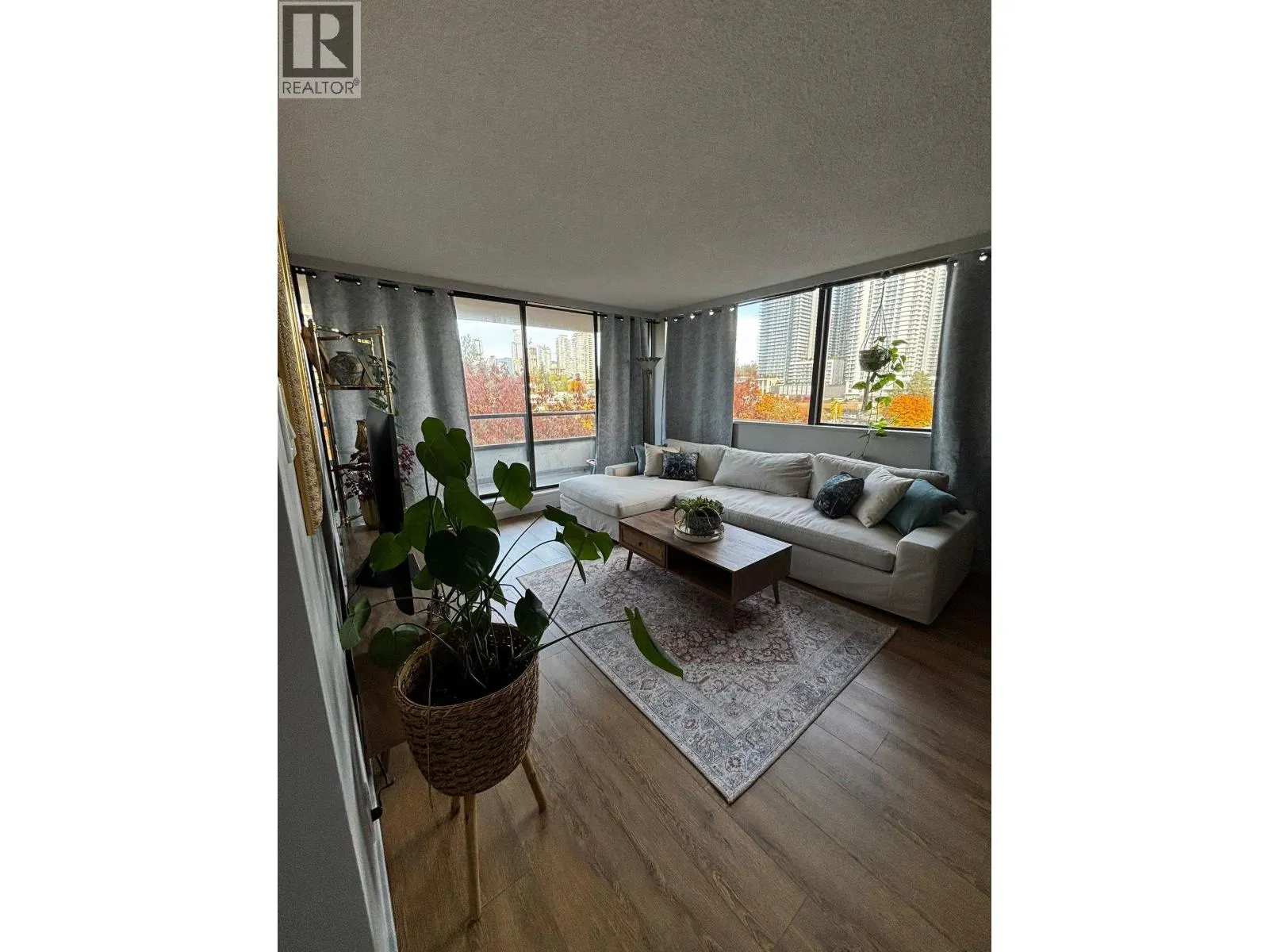 904 9521 CARDSTON COURT