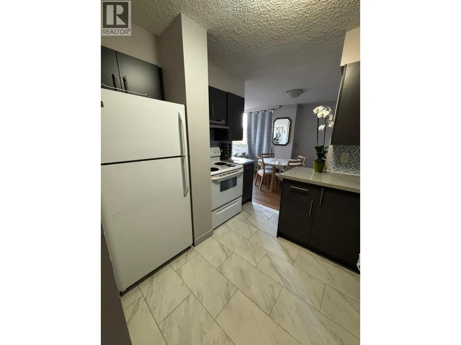 904 9521 CARDSTON COURT