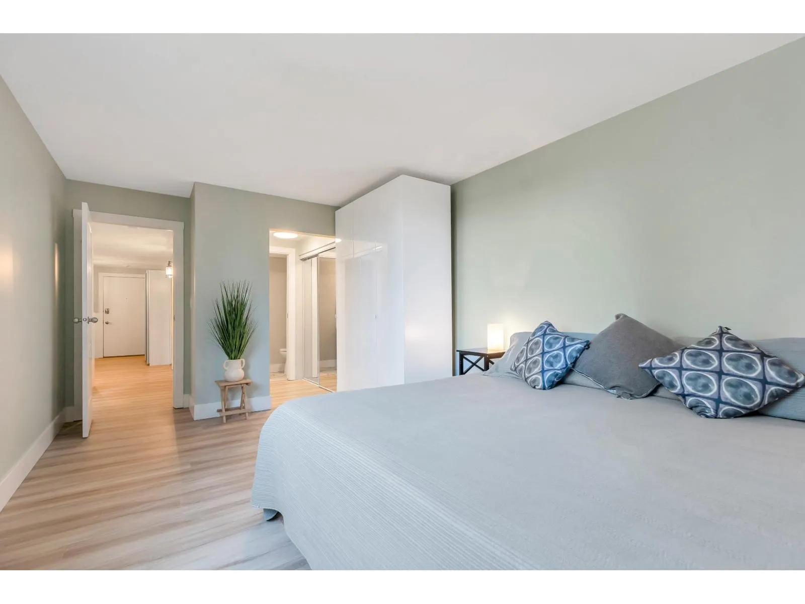 402 1480 FOSTER STREET