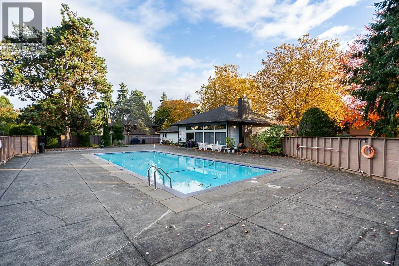 402 9300 PARKSVILLE DRIVE