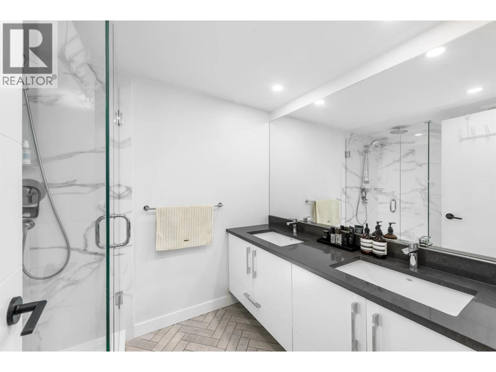 406 2508 FRASER STREET