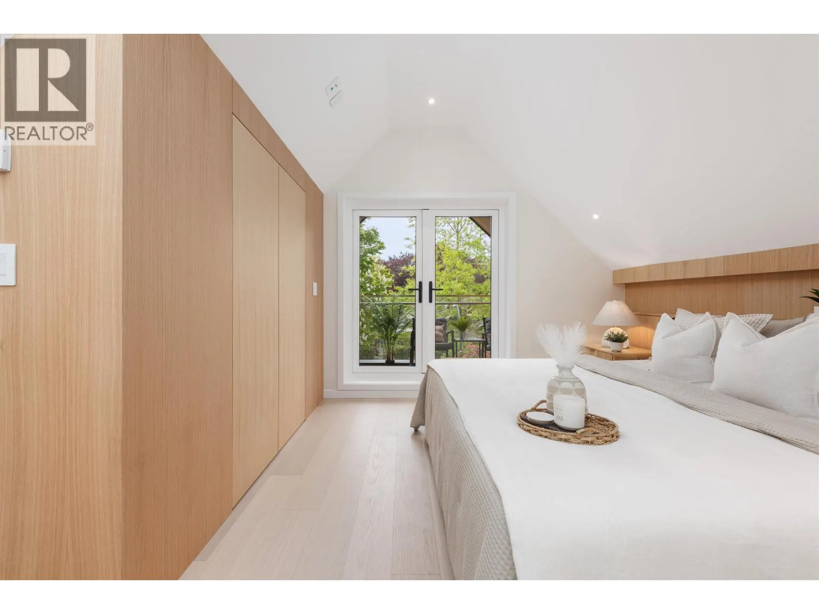 2 2764 W 14TH AVENUE