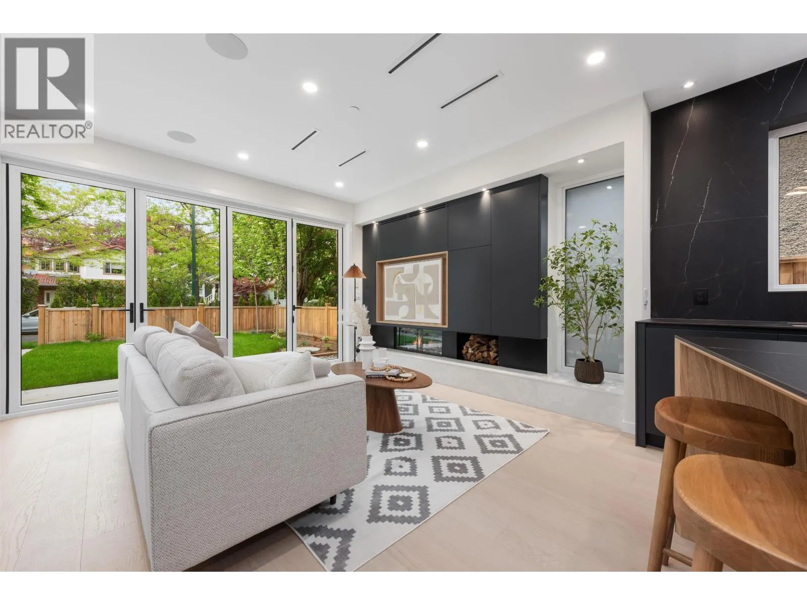 2 2764 W 14TH AVENUE