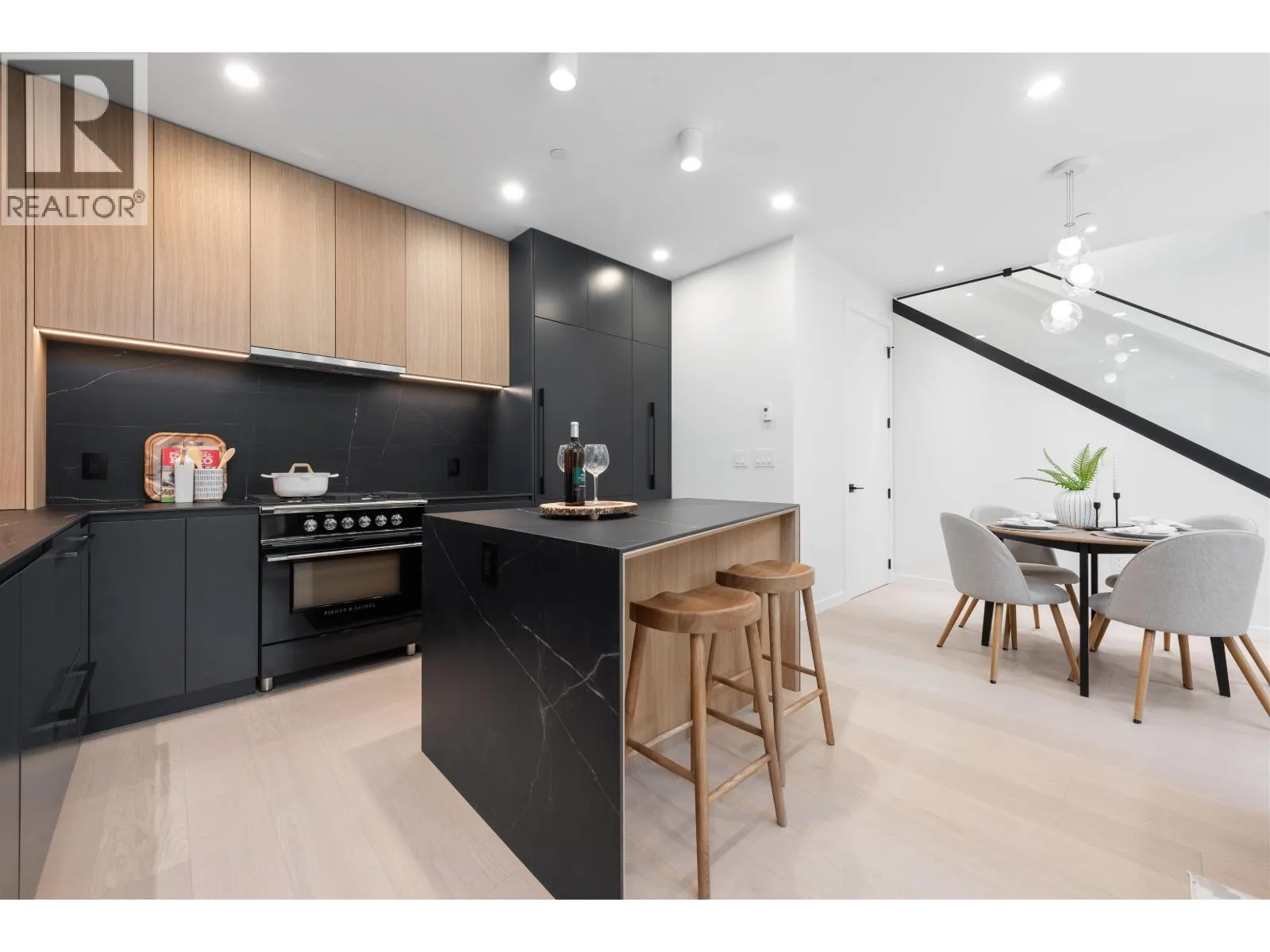 2 2764 W 14TH AVENUE