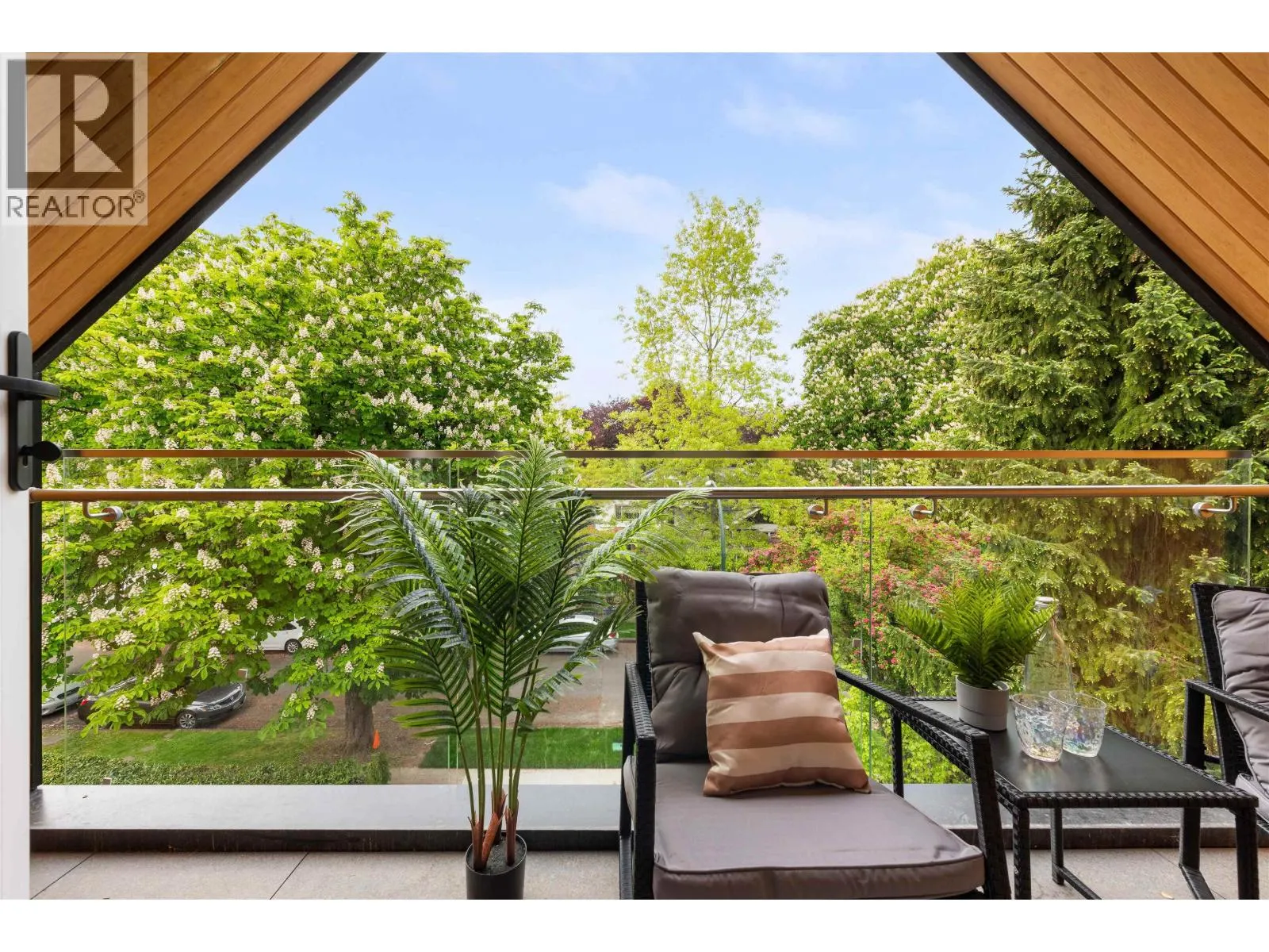 2 2764 W 14TH AVENUE