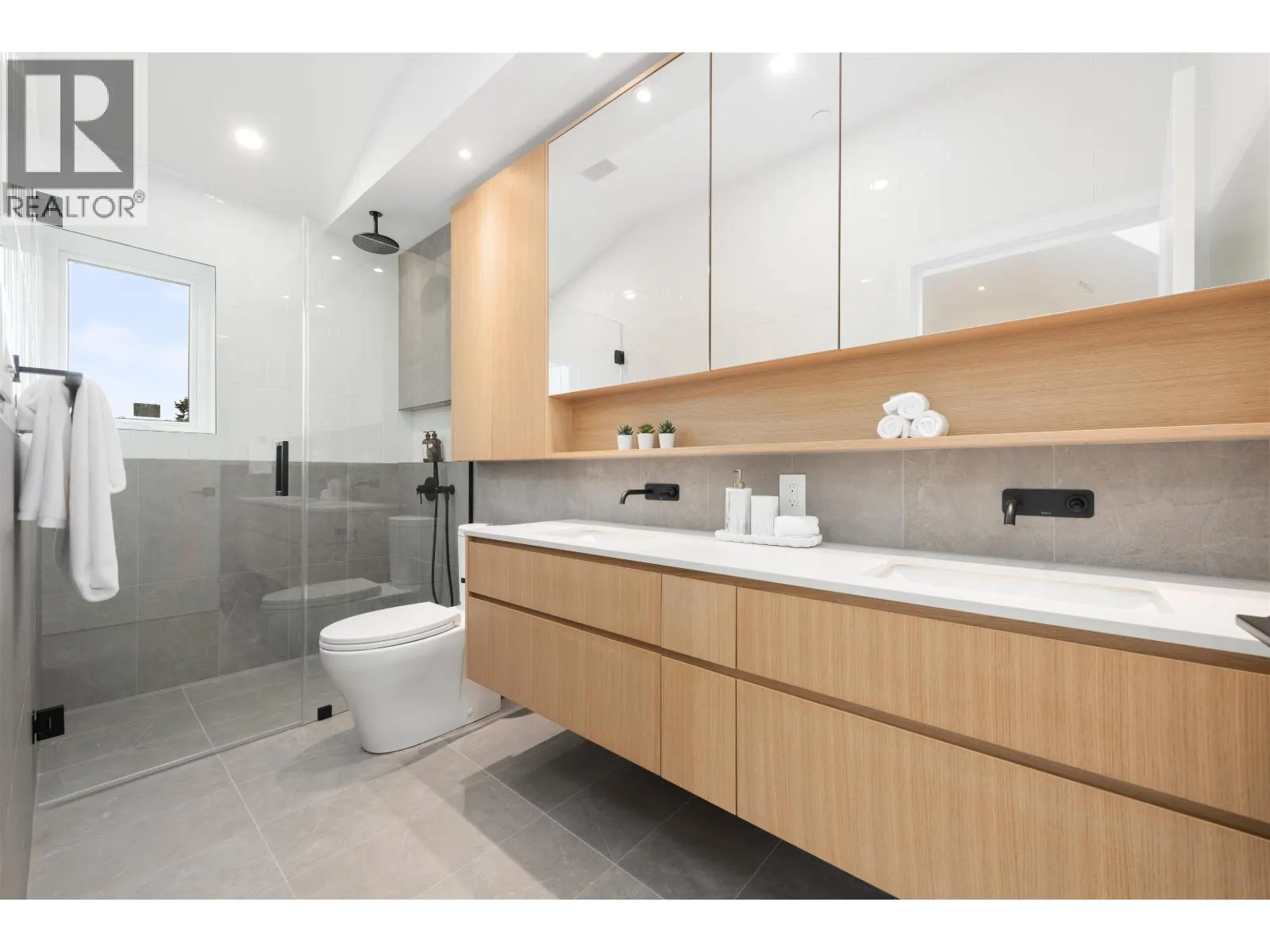 2 2764 W 14TH AVENUE