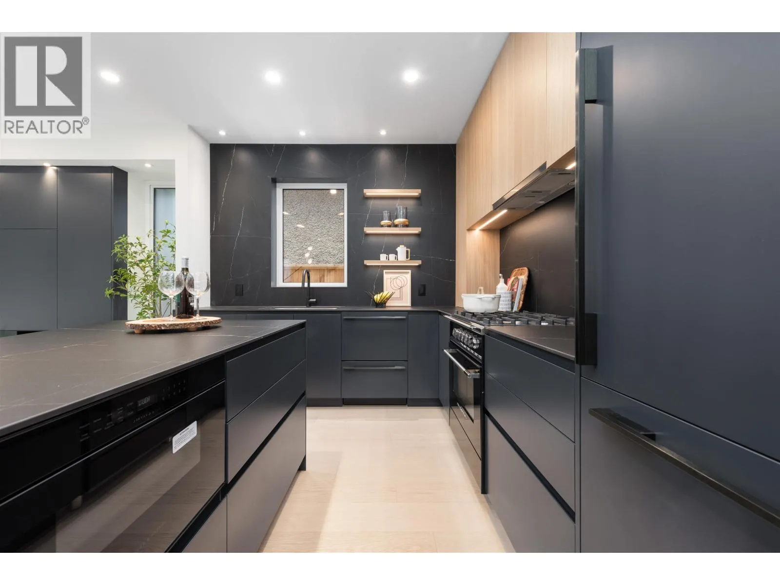 2 2764 W 14TH AVENUE