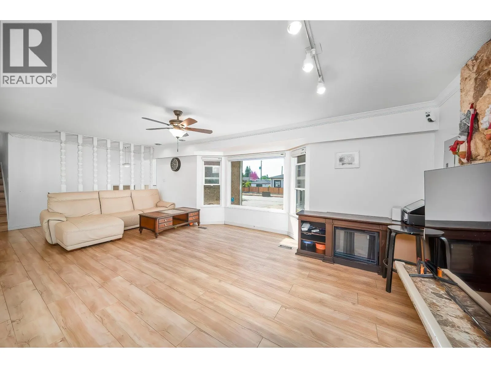 2011 PAULUS CRESCENT