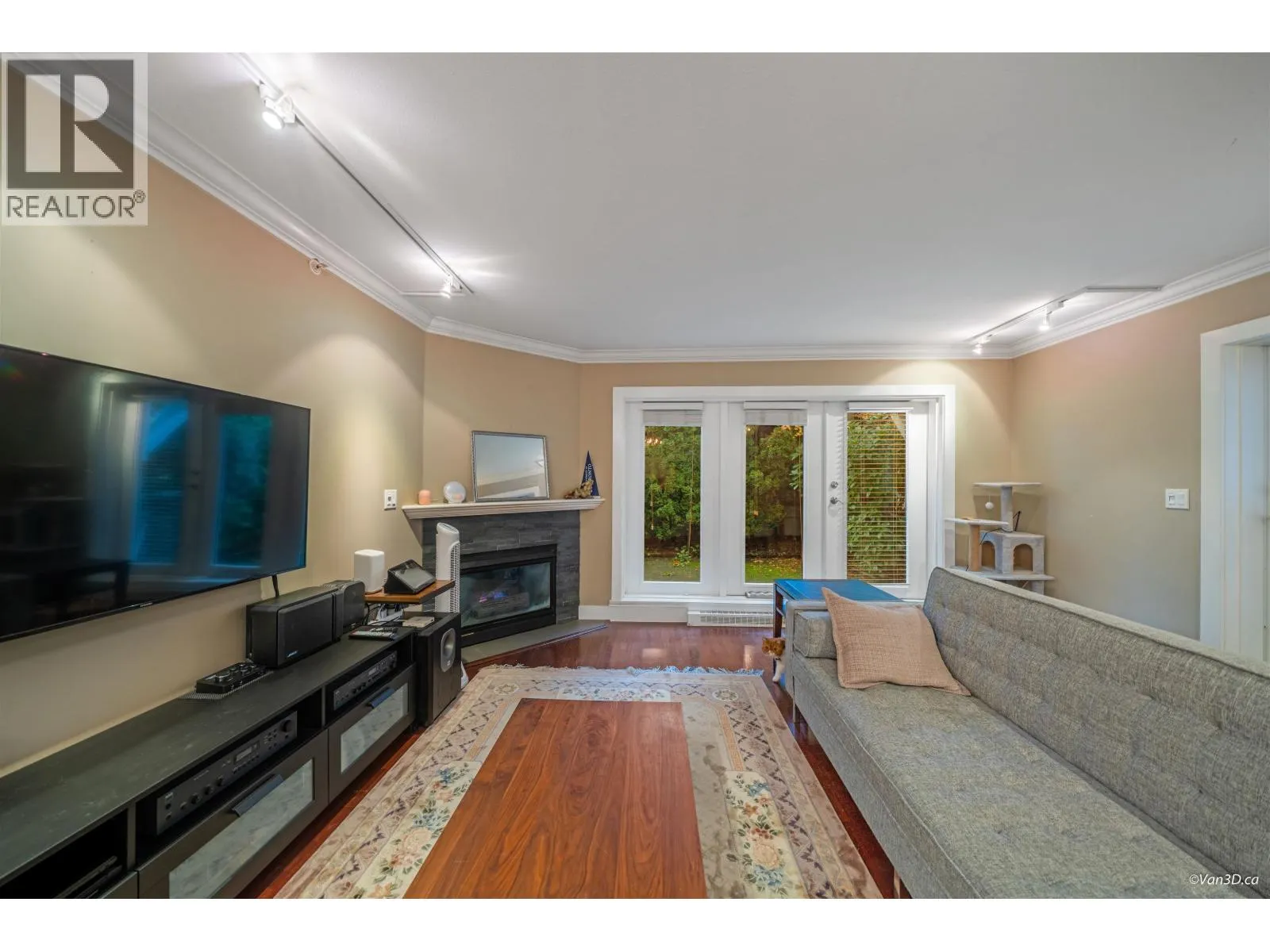 103 3189 CAMOSUN STREET