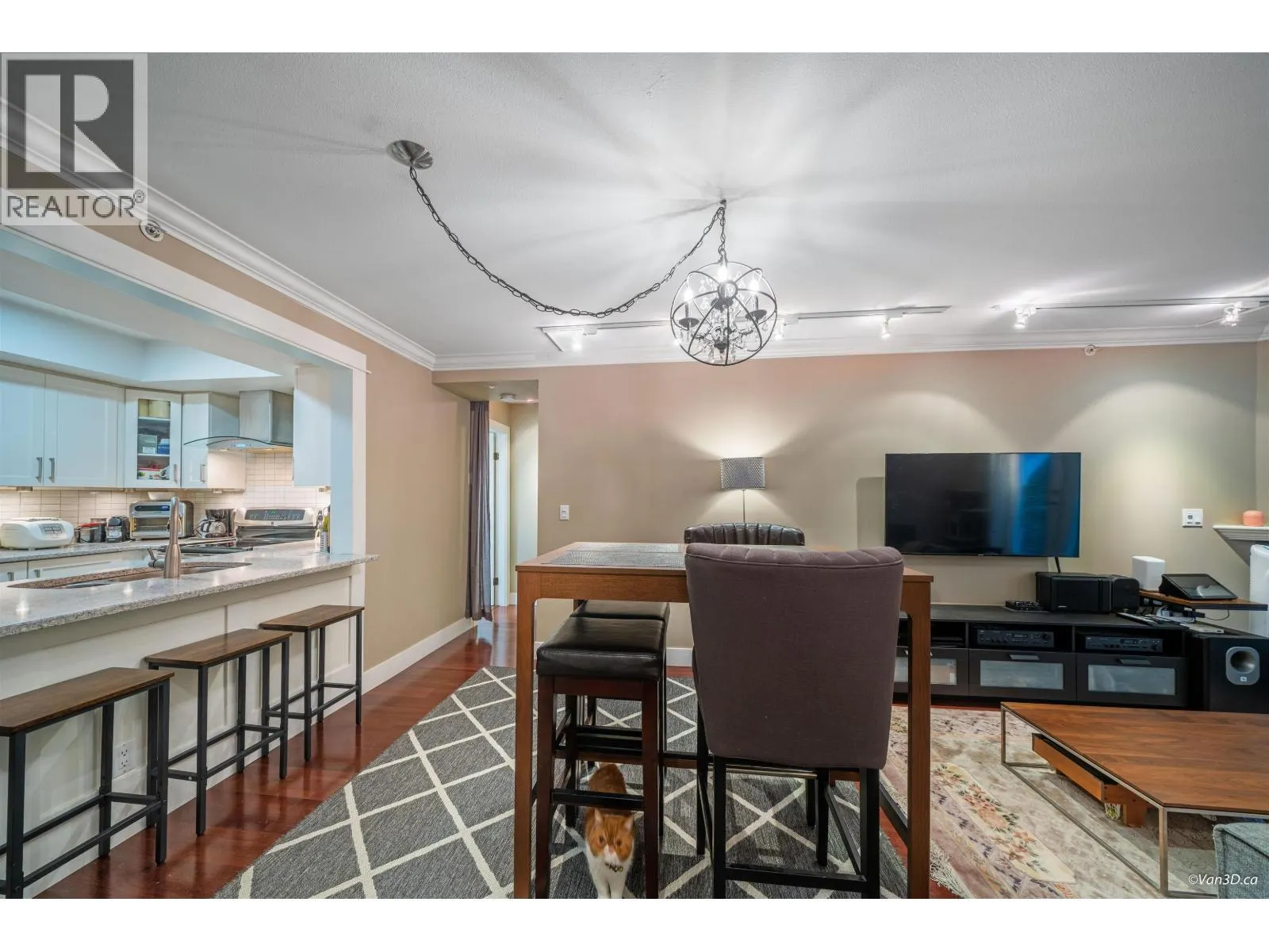 103 3189 CAMOSUN STREET