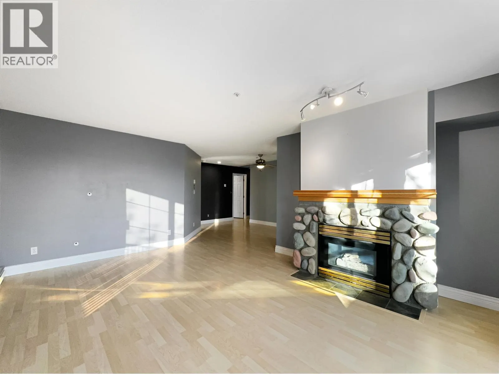 2xx 295 SCHOOLHOUSE STREET