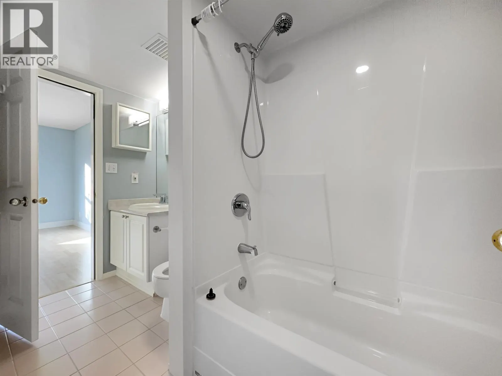 2xx 295 SCHOOLHOUSE STREET