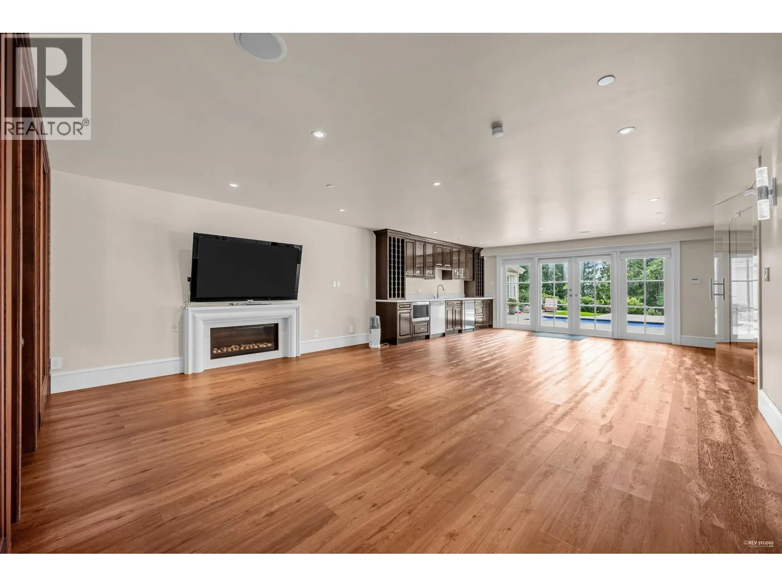 6089 GLENEAGLES DRIVE