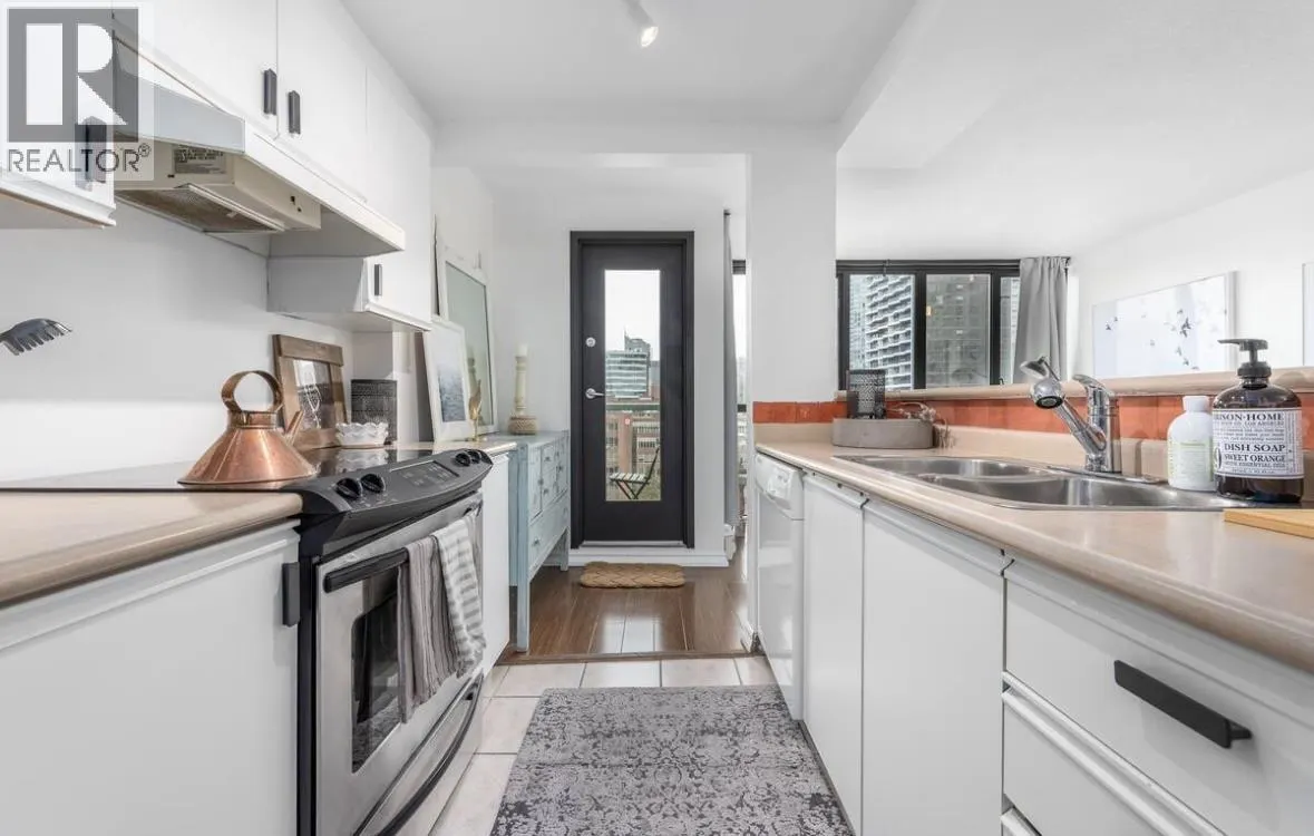 1705 907 BEACH AVENUE