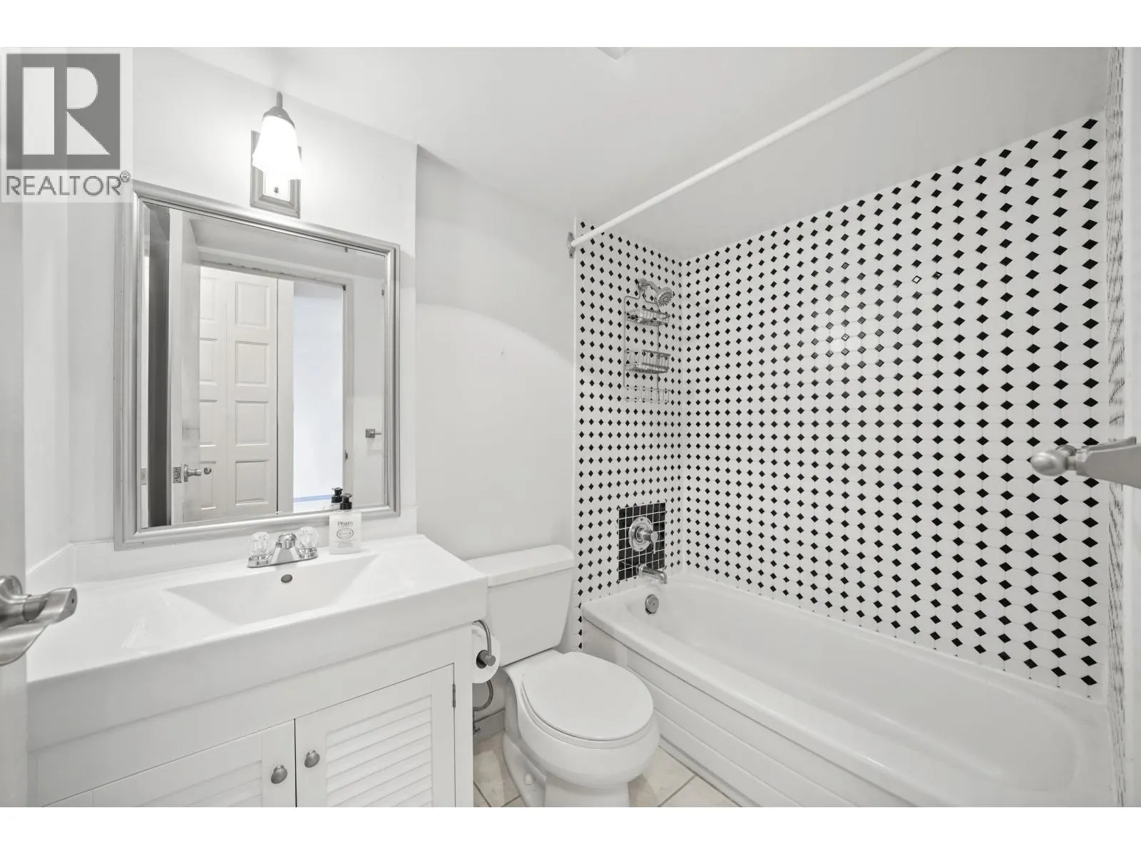 1006 2016 FULLERTON AVENUE