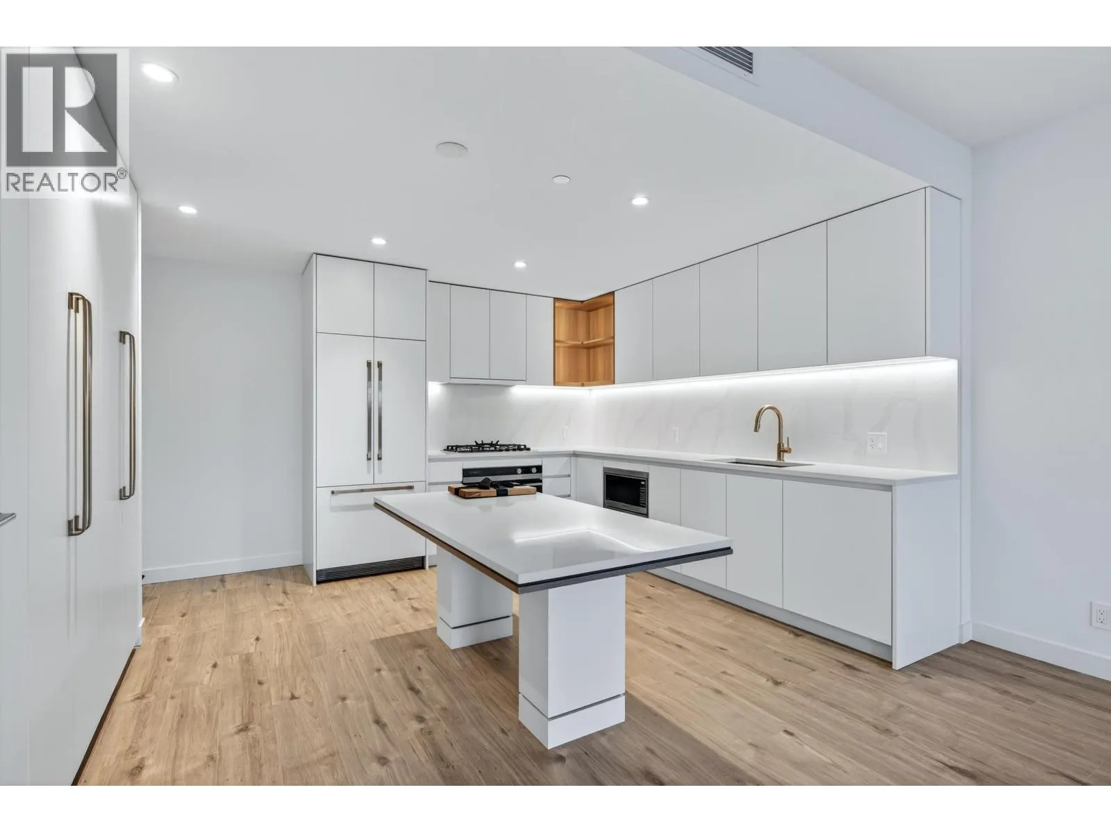 2101 720 FARROW STREET