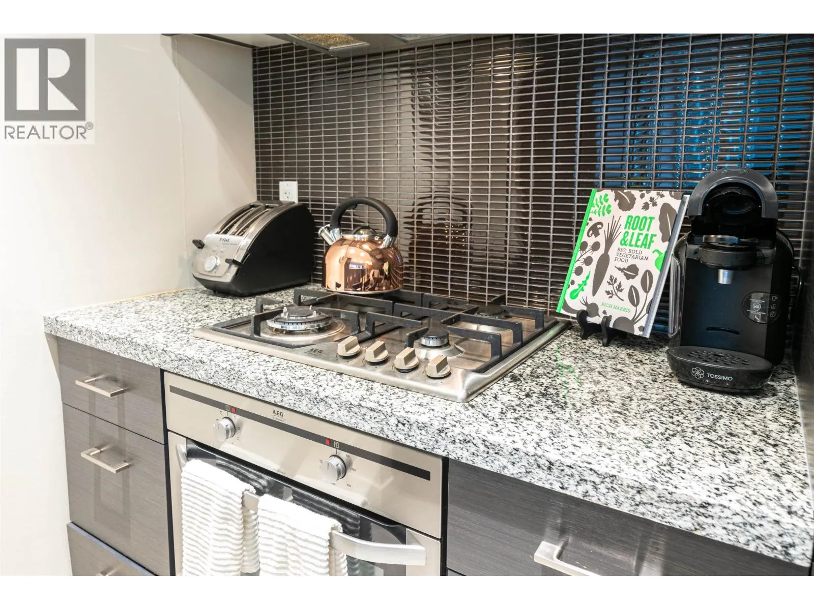 907 833 HOMER STREET