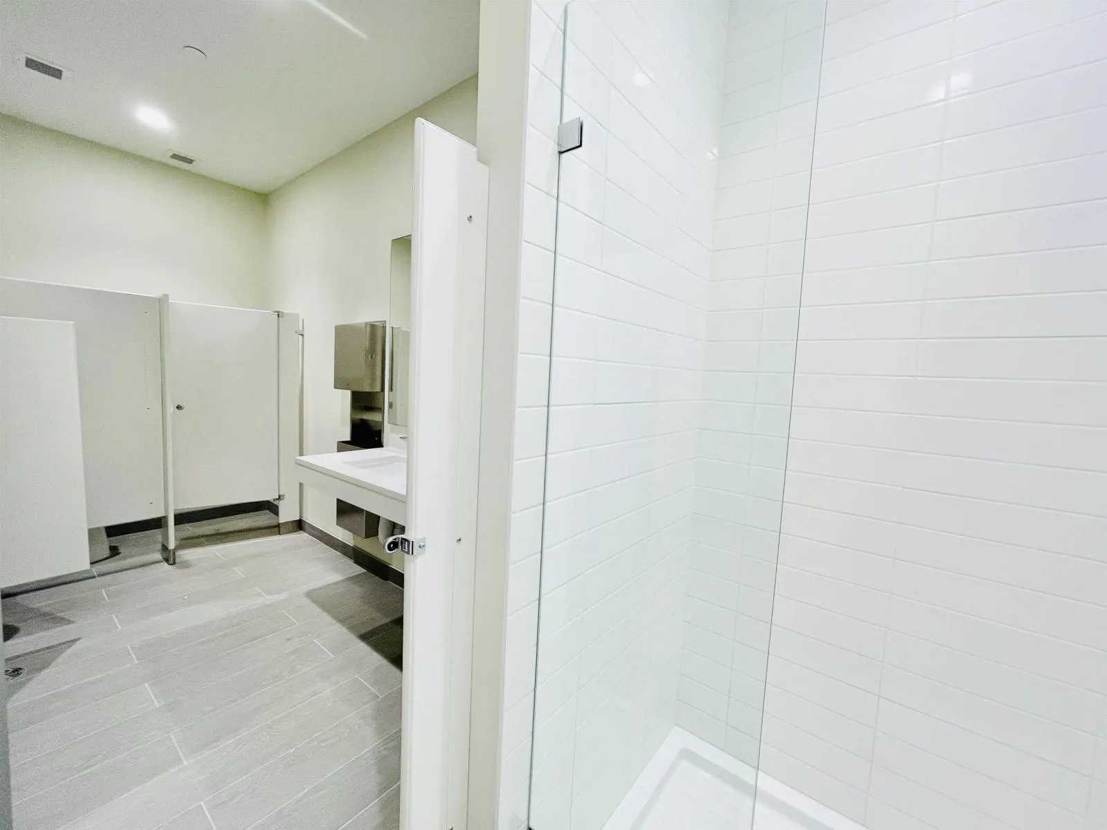 410 1588 JOHNSTON ROAD