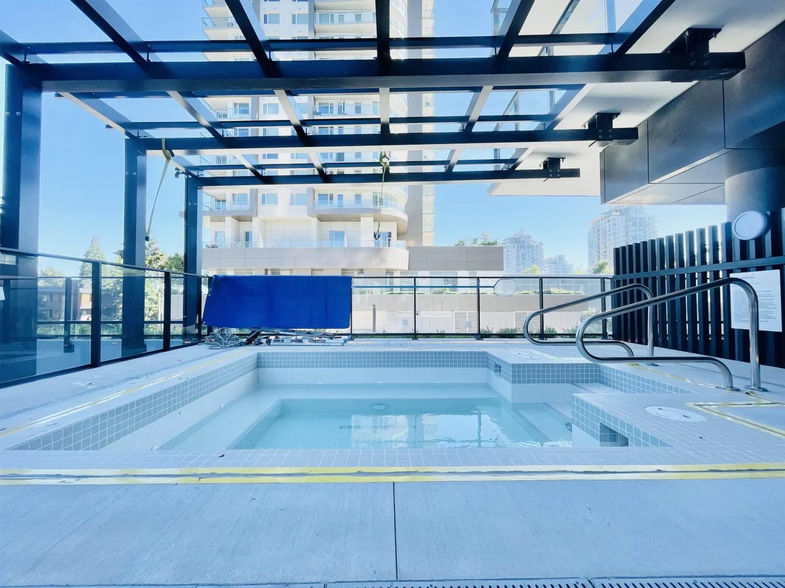 410 1588 JOHNSTON ROAD