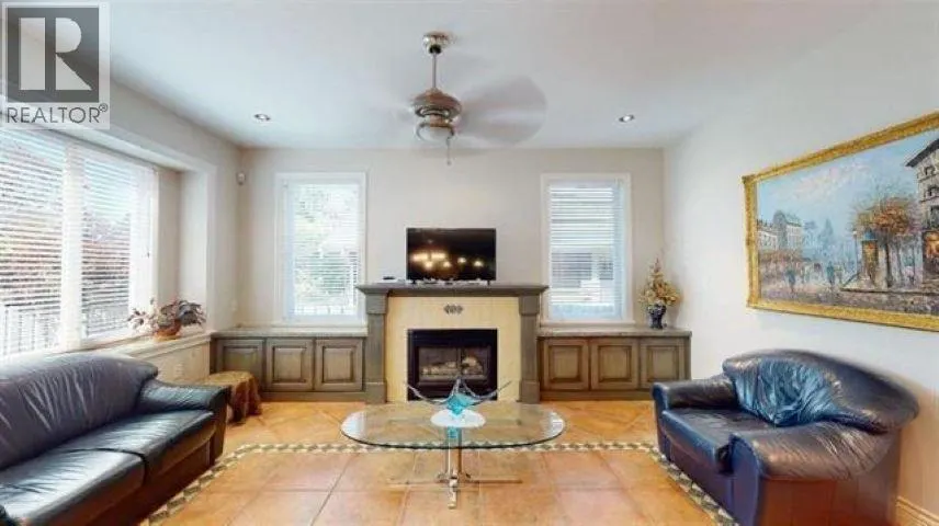 467 W KINGS ROAD