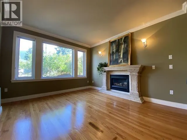 467 W KINGS ROAD