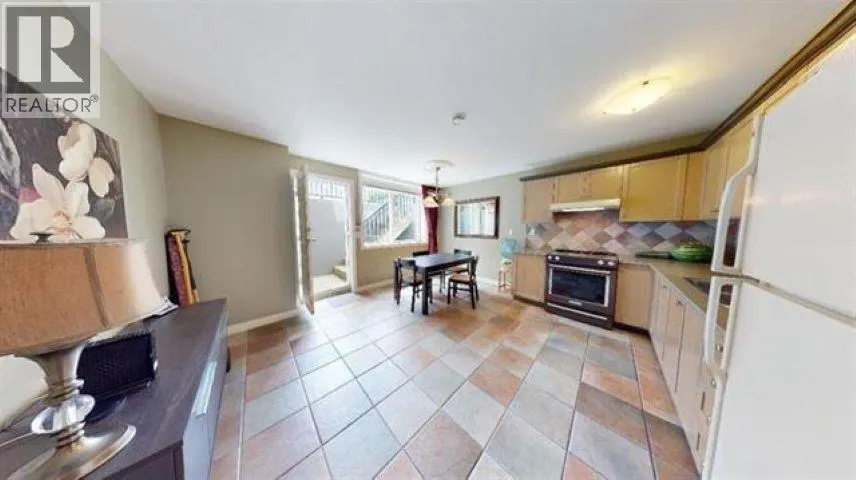 467 W KINGS ROAD