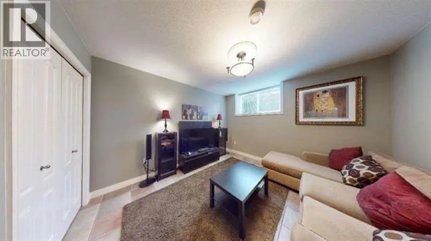 467 W KINGS ROAD