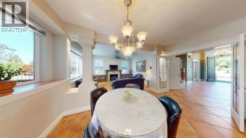 467 W KINGS ROAD