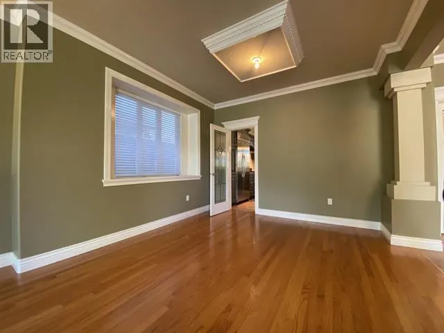 467 W KINGS ROAD