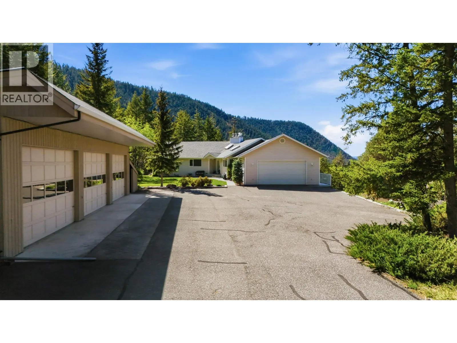 2104 AQUA VIEW PLACE