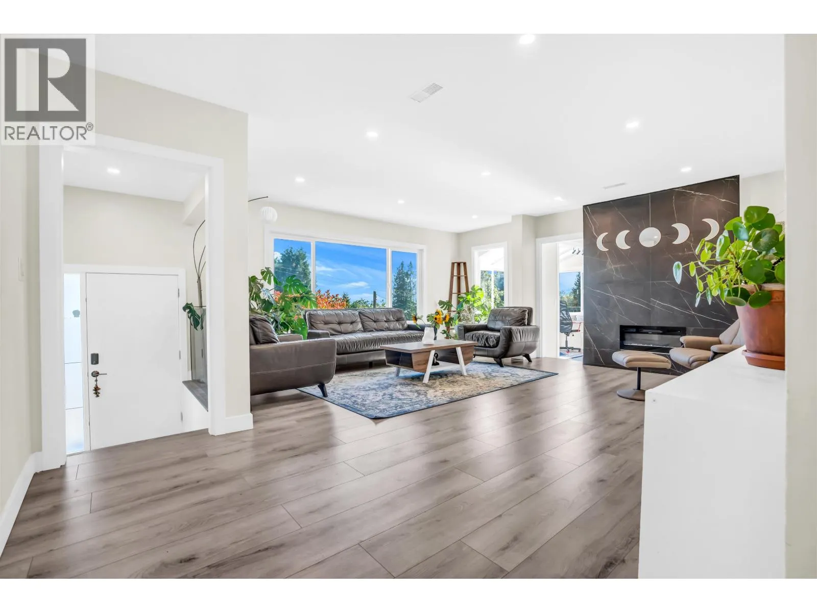 300 W BALMORAL ROAD