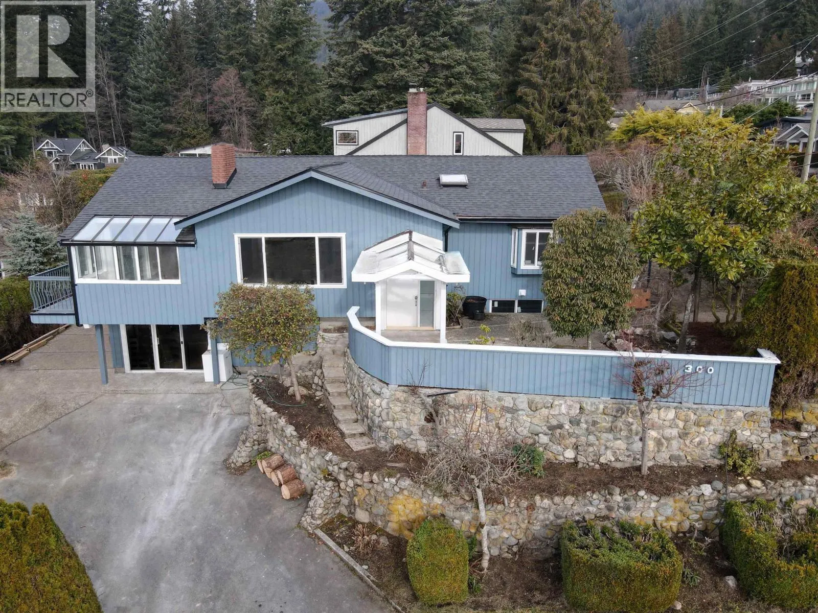 300 W BALMORAL ROAD