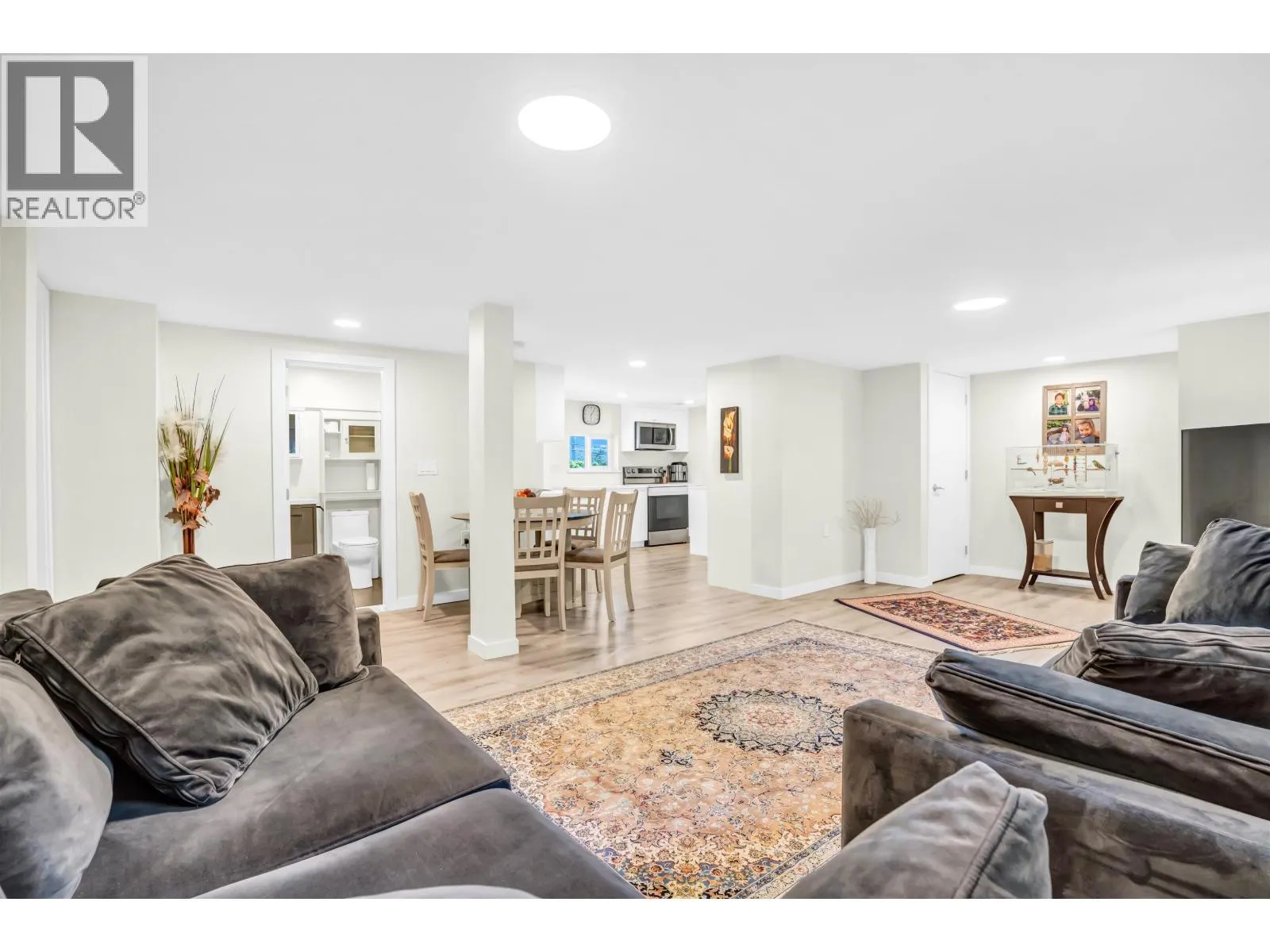 300 W BALMORAL ROAD