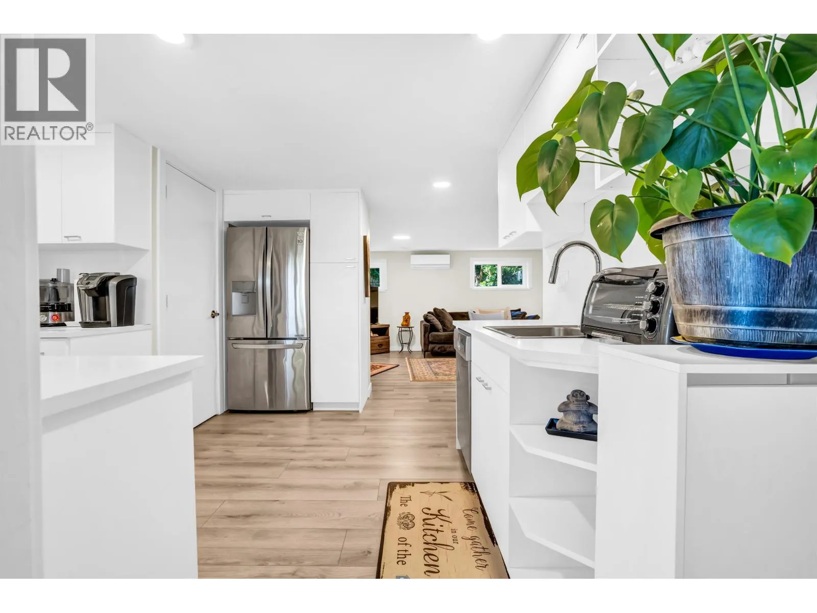 300 W BALMORAL ROAD