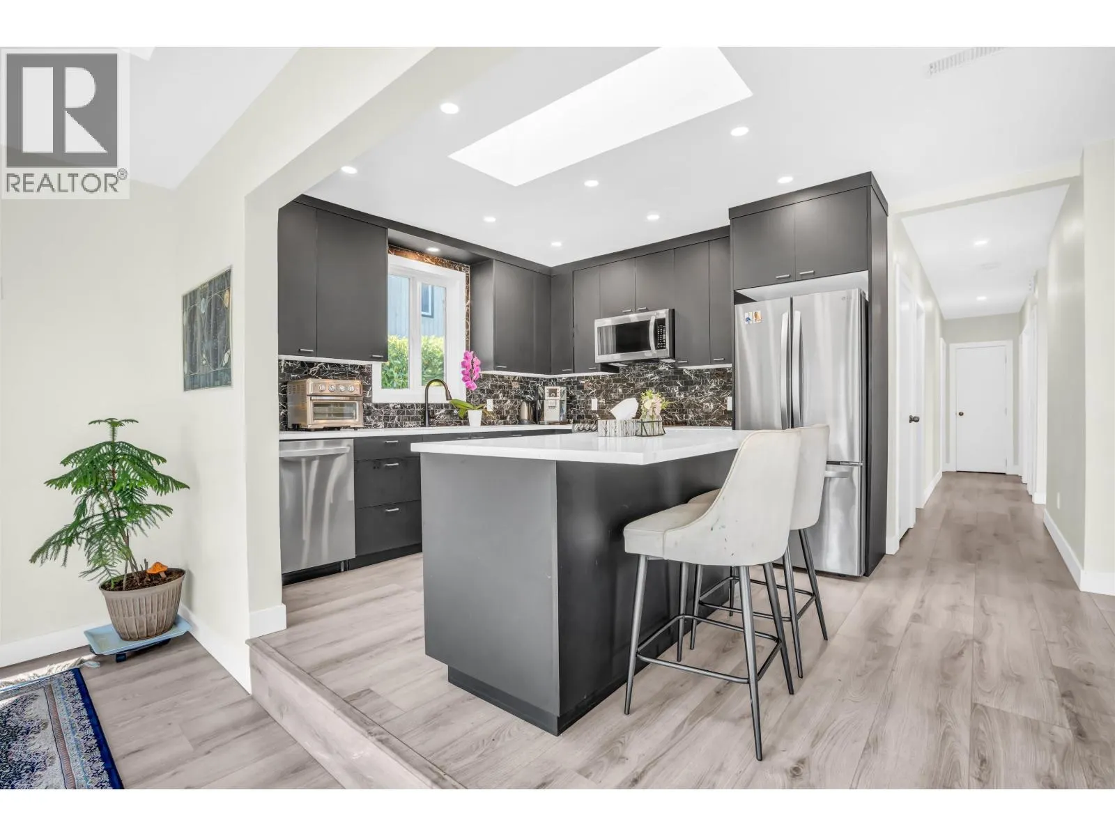 300 W BALMORAL ROAD
