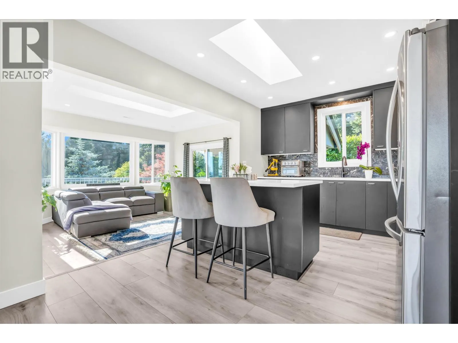 300 W BALMORAL ROAD