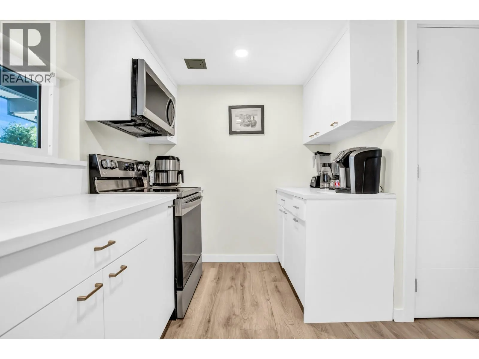 300 W BALMORAL ROAD
