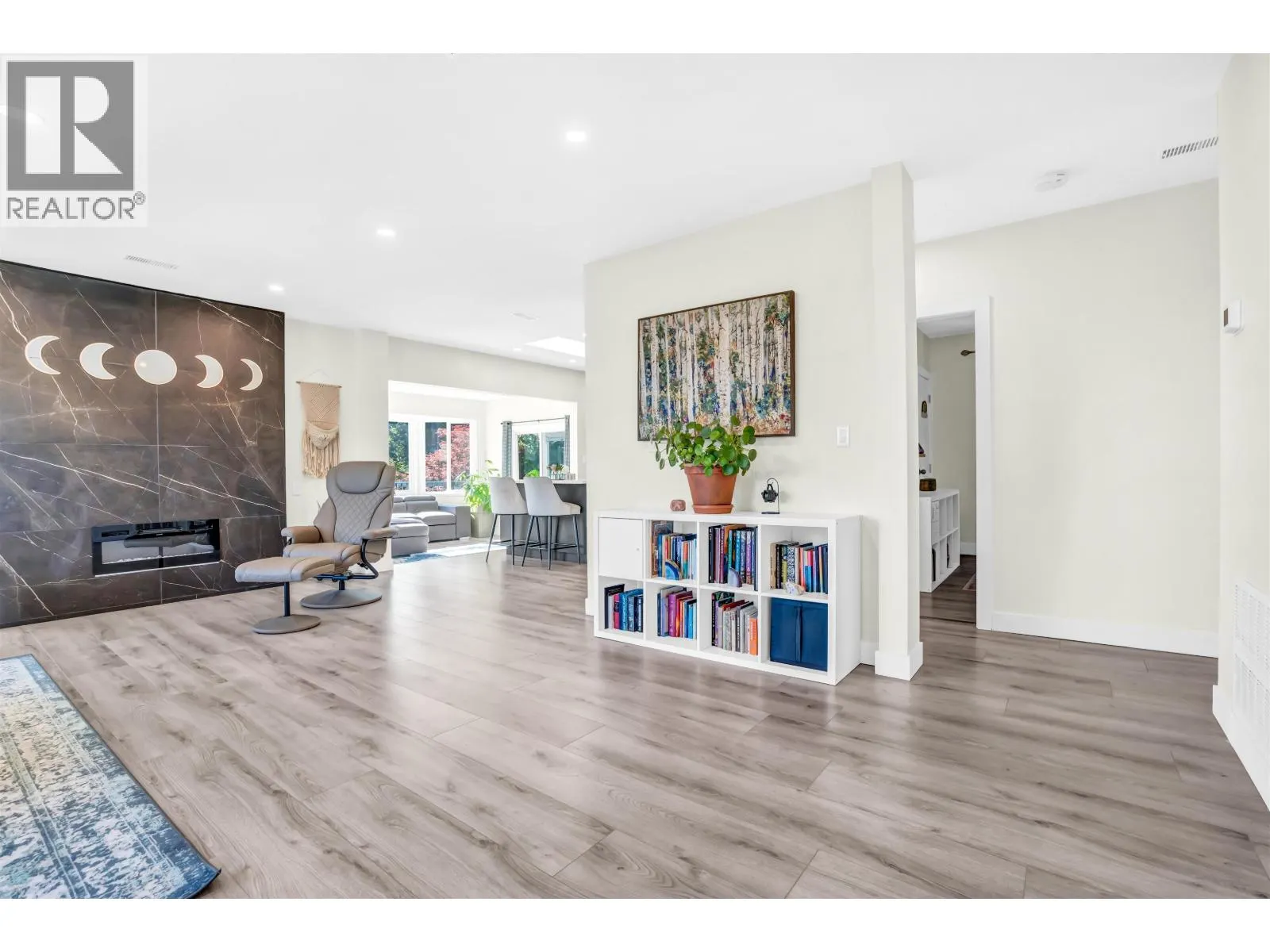 300 W BALMORAL ROAD