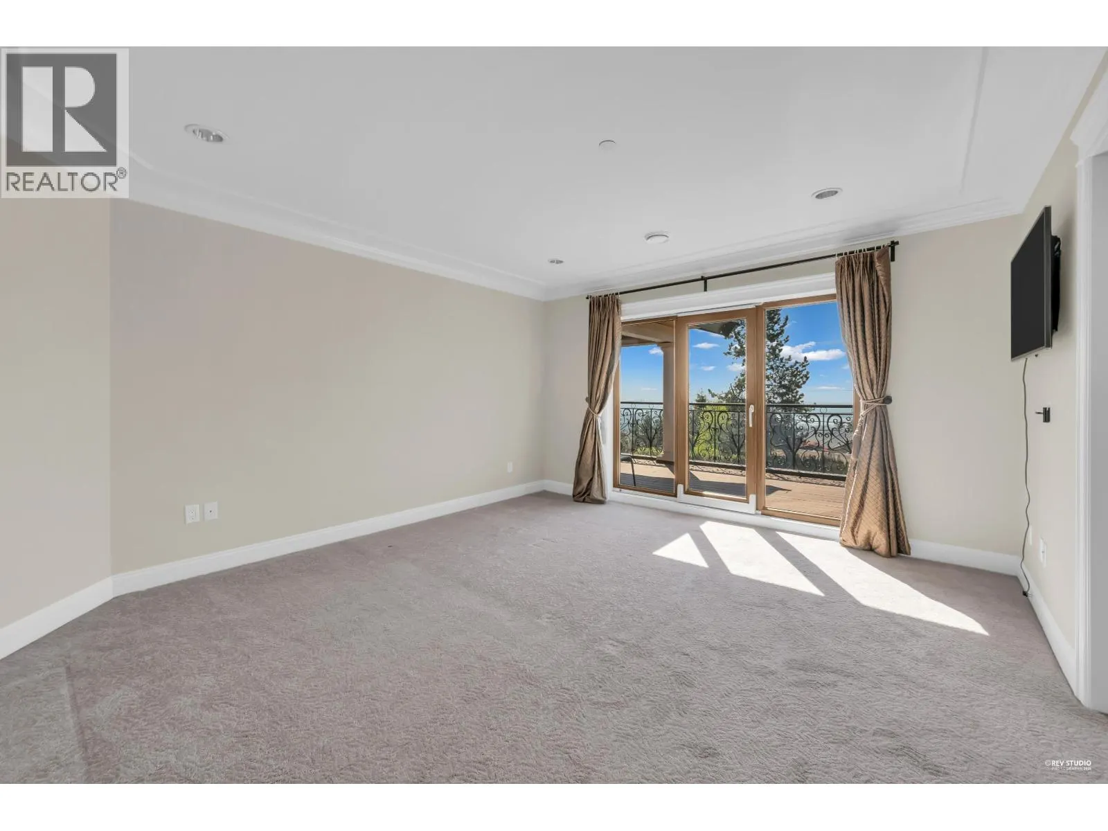 1118 CRESTLINE ROAD