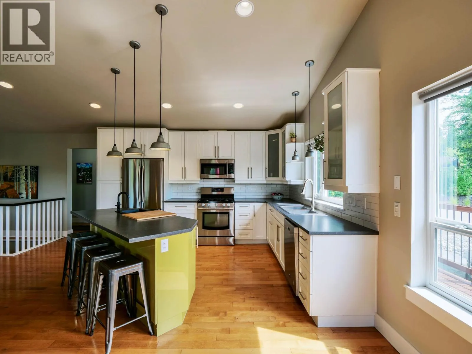 2060 HENDRY ROAD