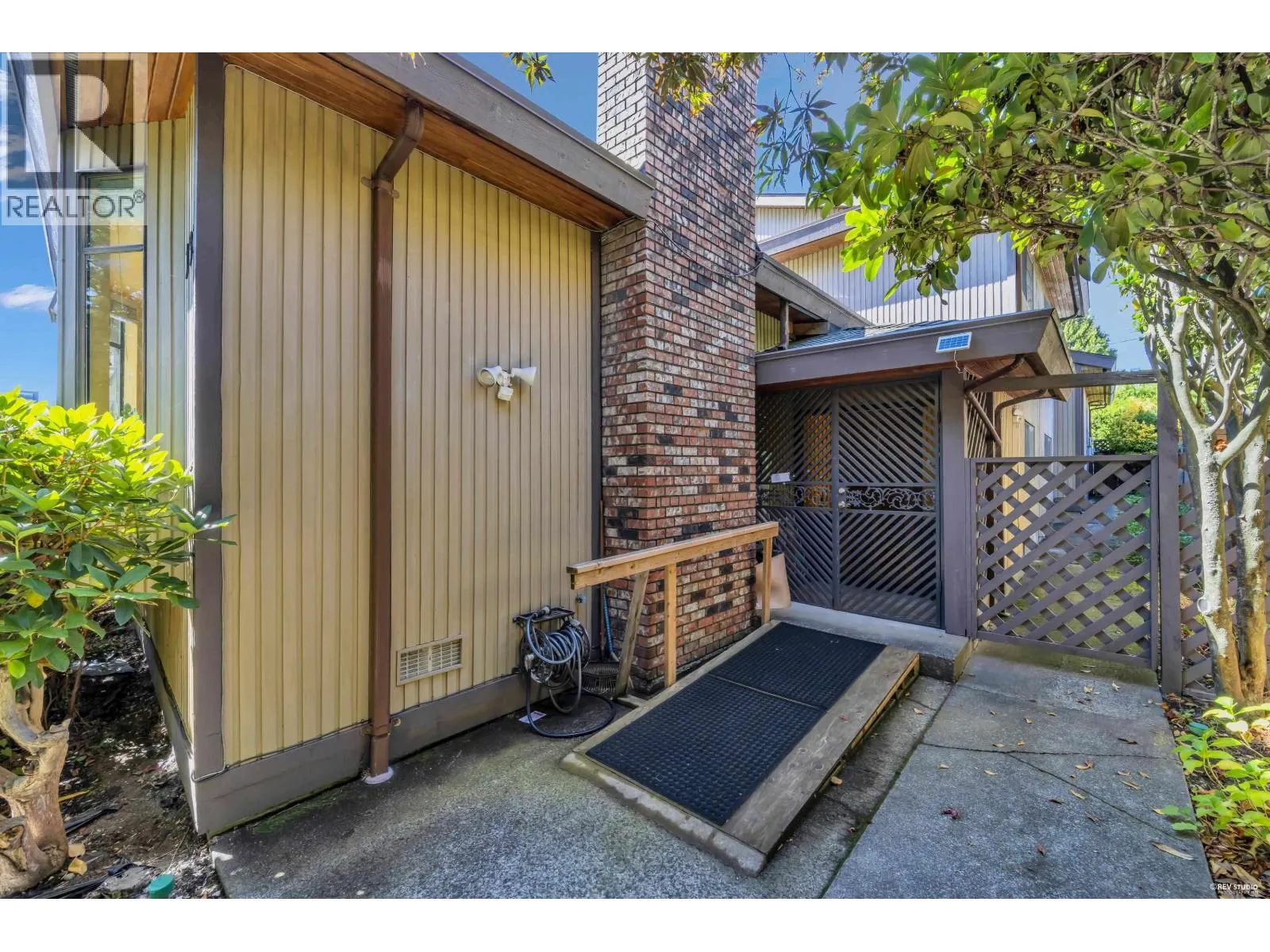 137 W WOODSTOCK AVENUE