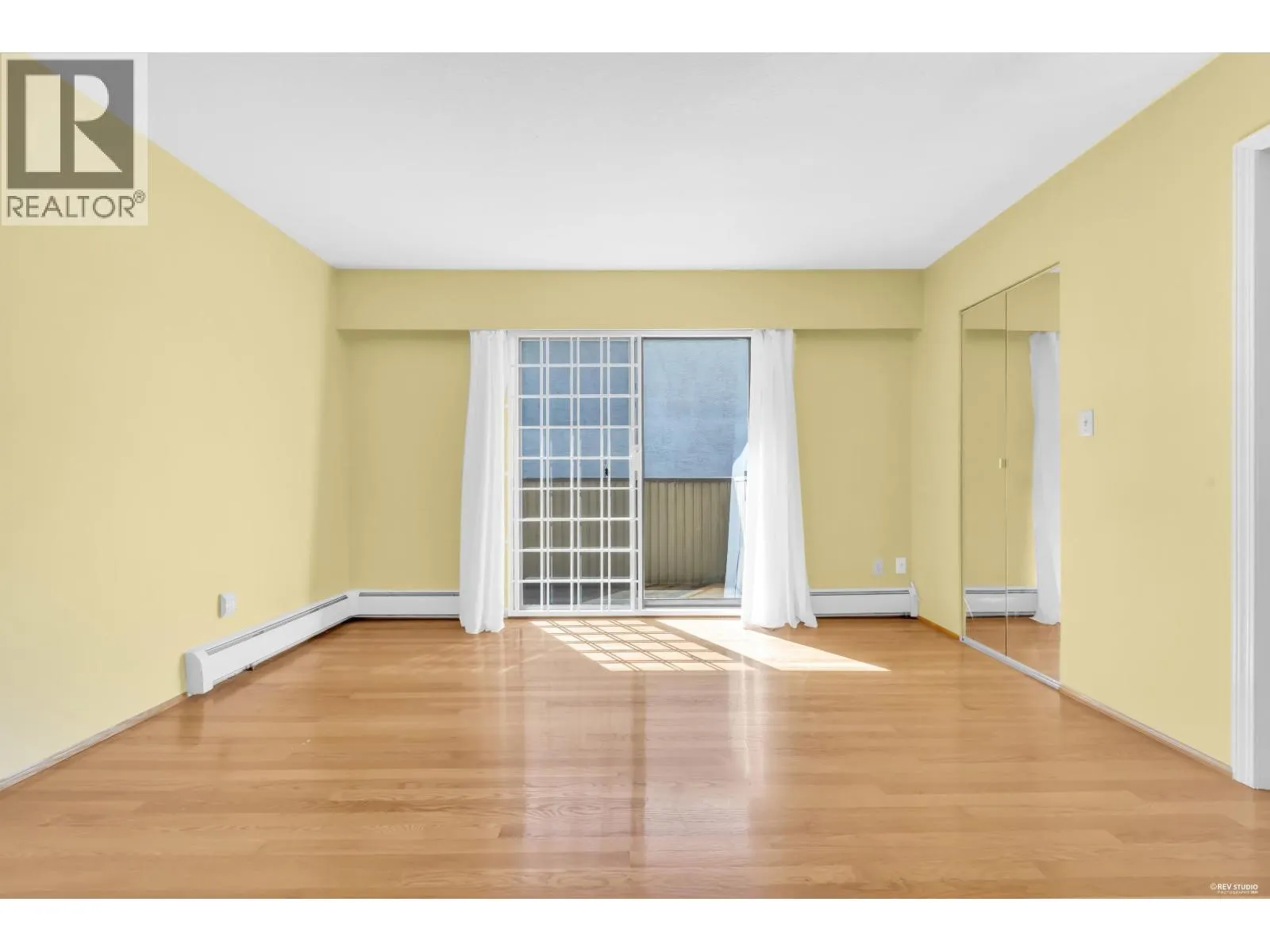 137 W WOODSTOCK AVENUE