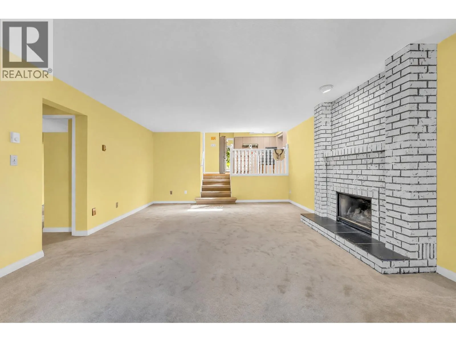 137 W WOODSTOCK AVENUE