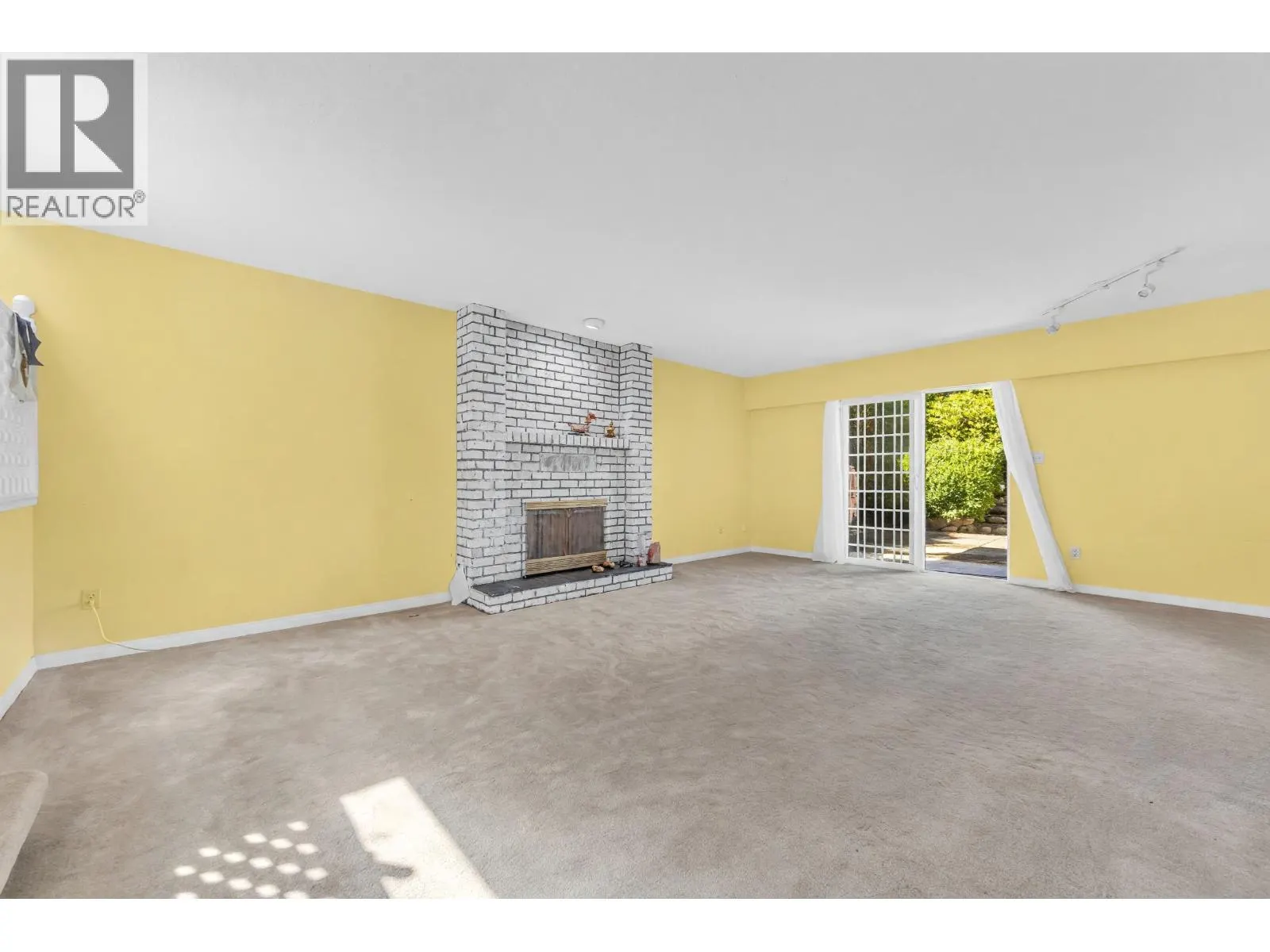 137 W WOODSTOCK AVENUE